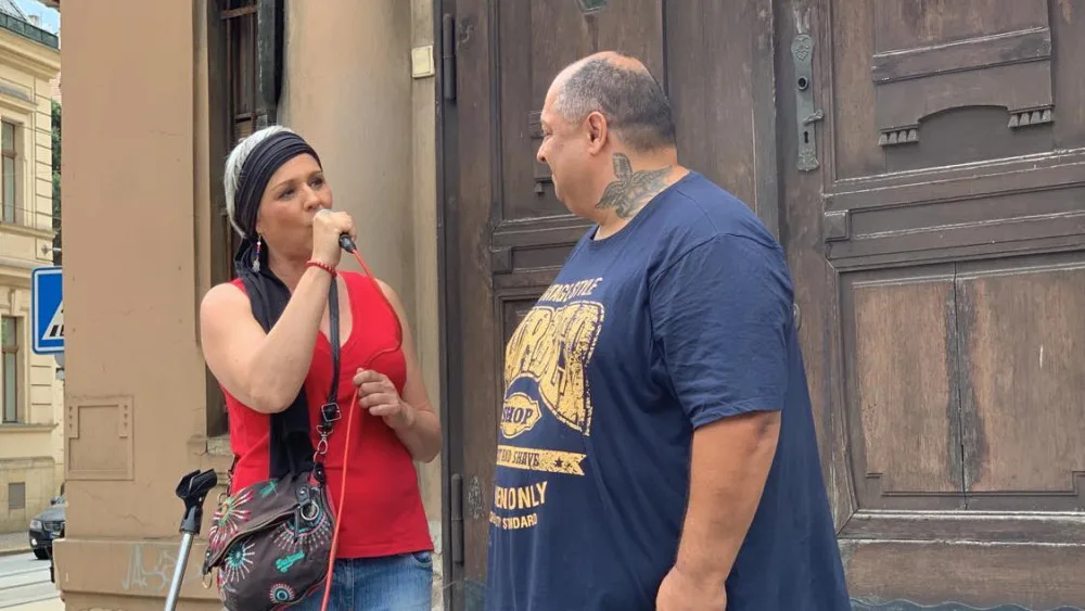 Romy přišli podpořit proruští aktivisté. Romové jsou v práci, vysvětloval řečník