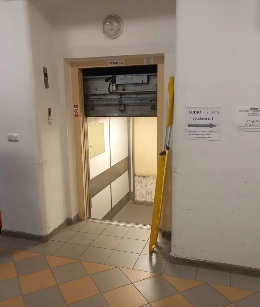 V pražské nemocnici spadl výtah plný lidí. Případem se zabývá policie