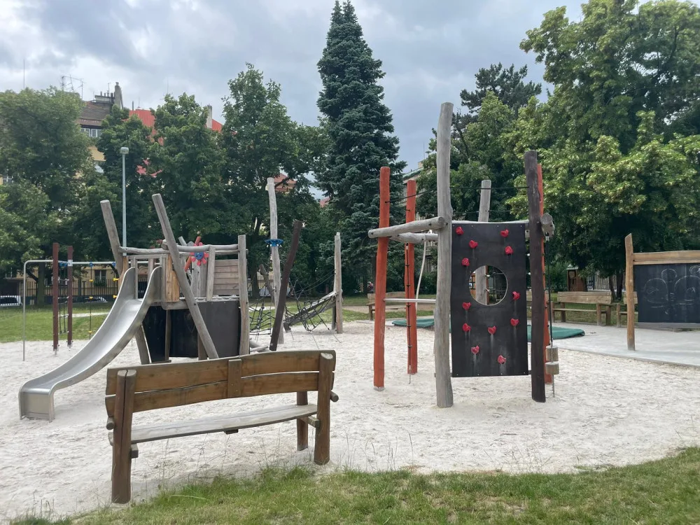 Na hřiště se děti přes prázdniny dostanou zdarma.