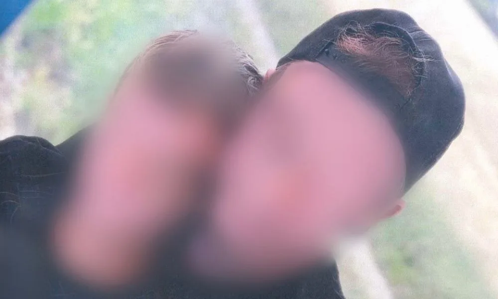 Mladík vyhledával přes TikTok chlapce. Policie ho obvinila z únosu a znásilnění