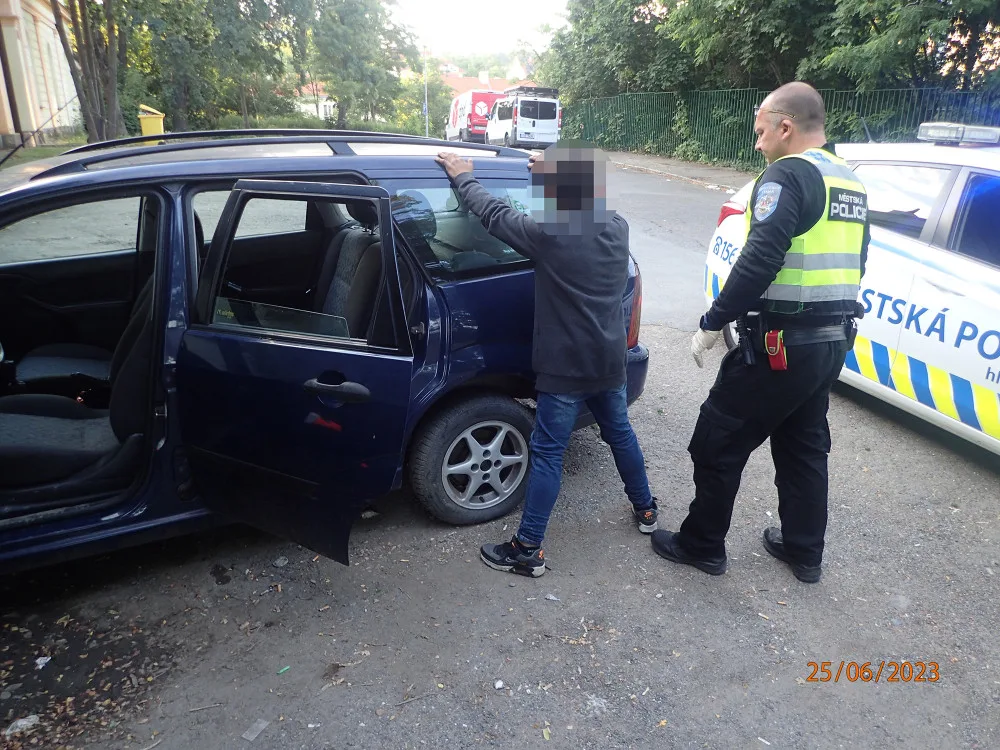 Muže předali strážníci státní policii.