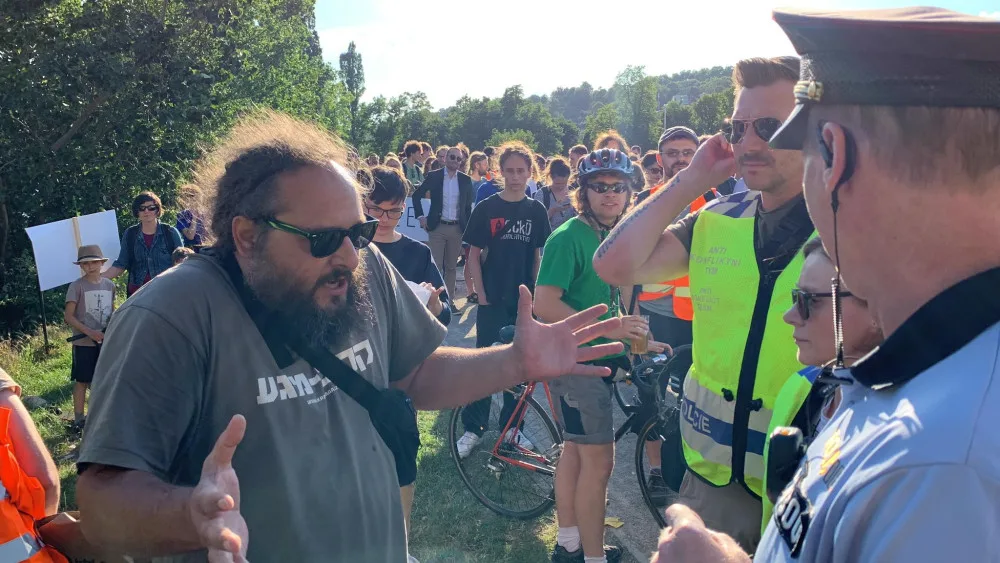 Pochod aktivistů narušil muž, který jim nadával do dementů a zahodil jim transparenty