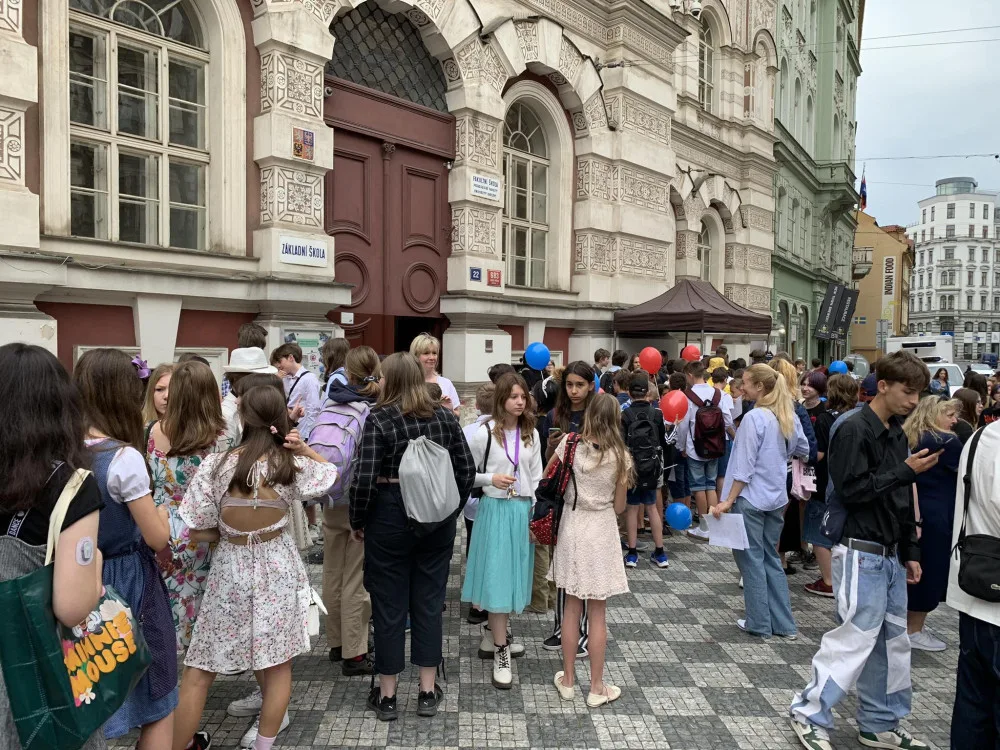 Začaly prázdniny. Děti v centru Prahy stojí frontu na zmrzlinu zdarma