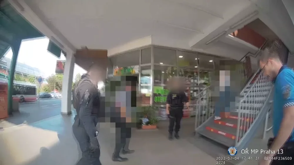 Video: Policie zadržela opilce u metra Luka, starali se o malé dítě
