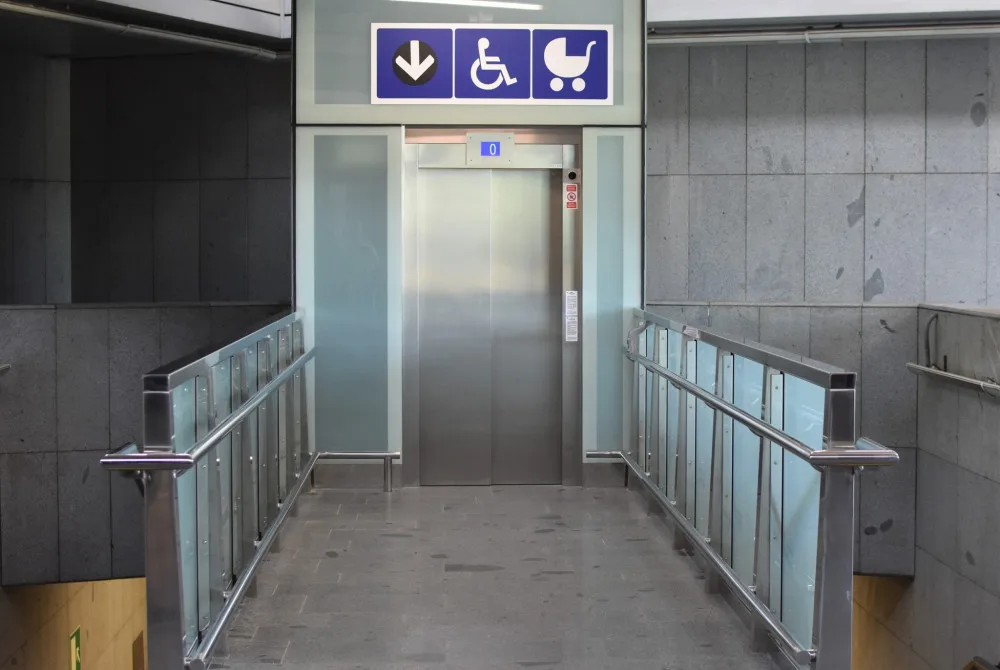 Dopravní podnik spustil nový výtah ve stanici metra Nádraží Holešovice, chystá další