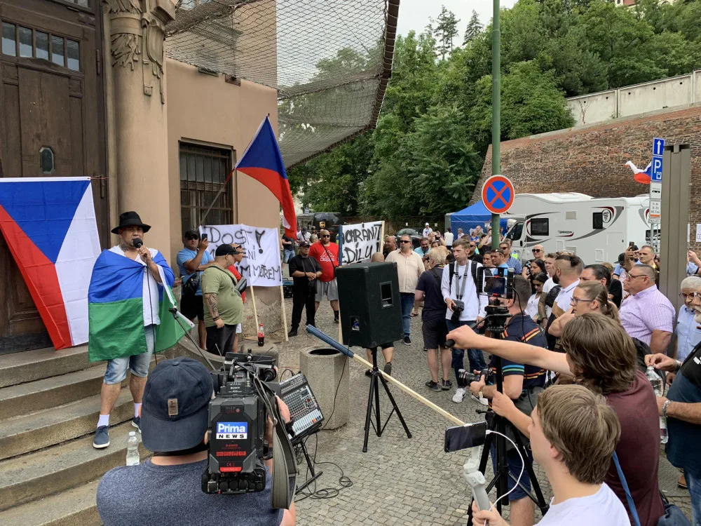 Romové a proruští aktivisté v Praze demonstrují za mír
