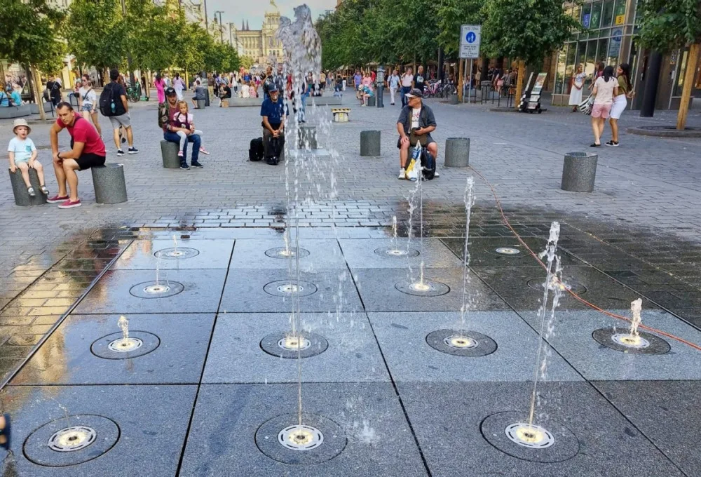 Zničená fontána na Václavském náměstí už je zase v provozu, ochránit ji mají betonové sloupky