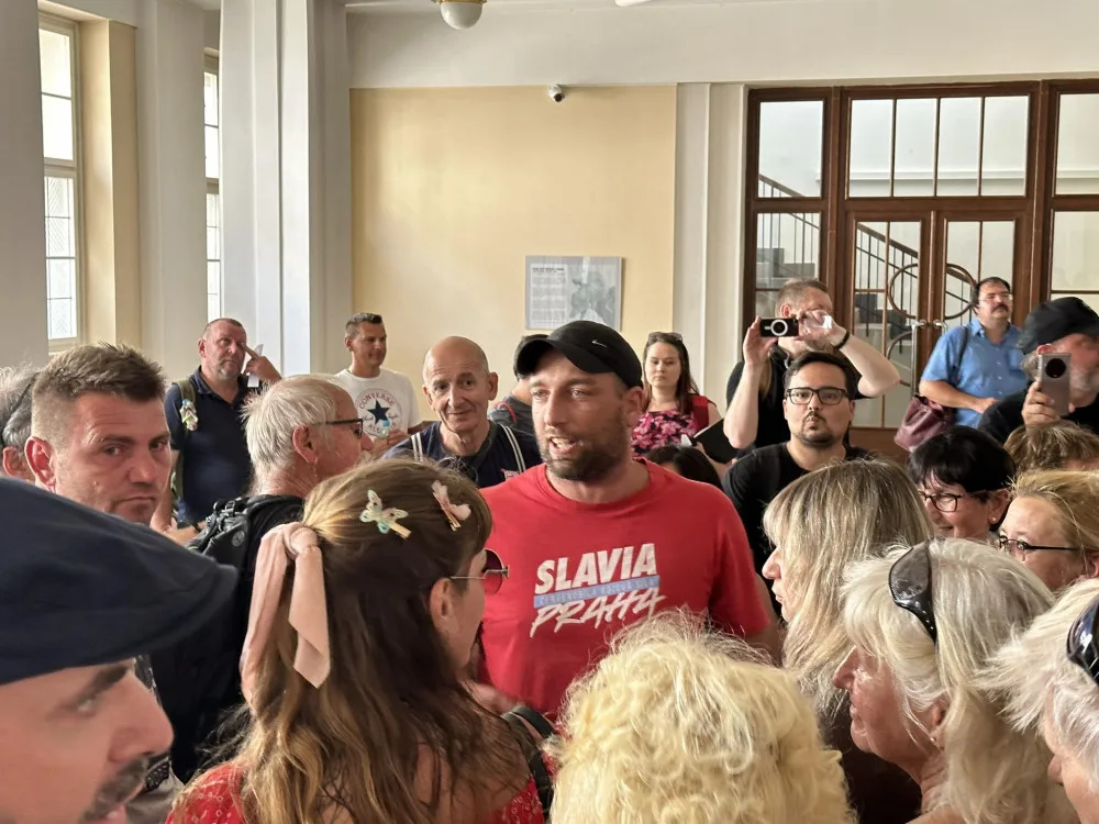 Jste fašisti zku*vení, prasata. Dezinfoscéna řádila v soudní síni, Čermák jde za mříže