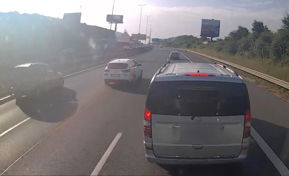 VIDEO: Řidič dodávky vybrzdil kamion. Policie pátrá po dalších, které ohrozil