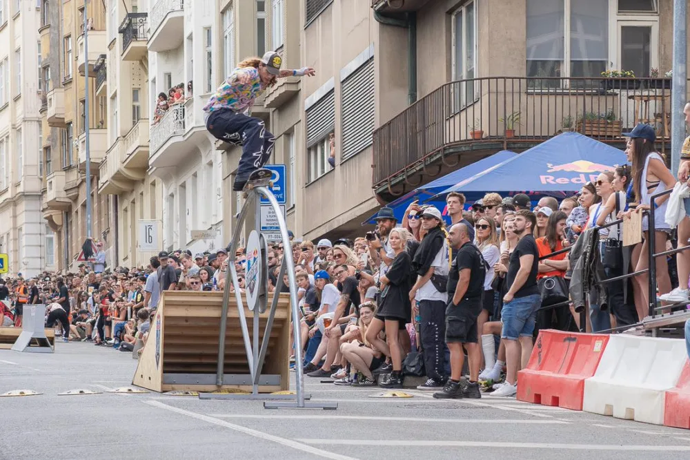 FOTOGALERIE: Letnou se prohnali skateboardisti. Na nebezpečný sjezd se vydalo 20 závodníků
