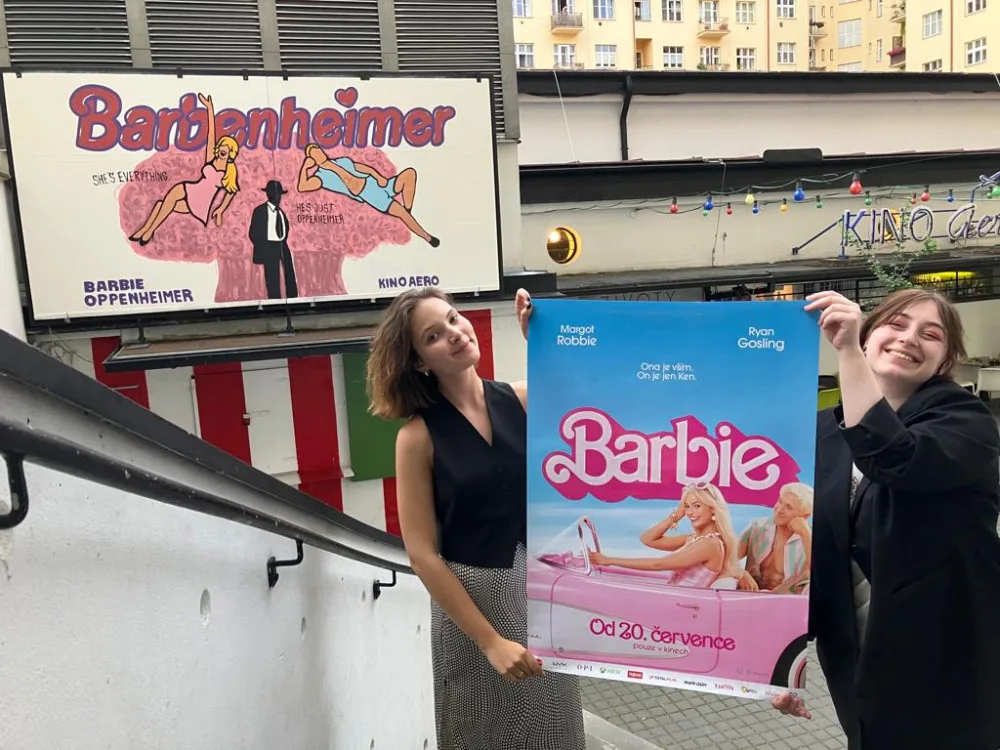 Do kin vtrhla Barbie. Růžové peklo pobaví hlavně diváky s otevřenou myslí