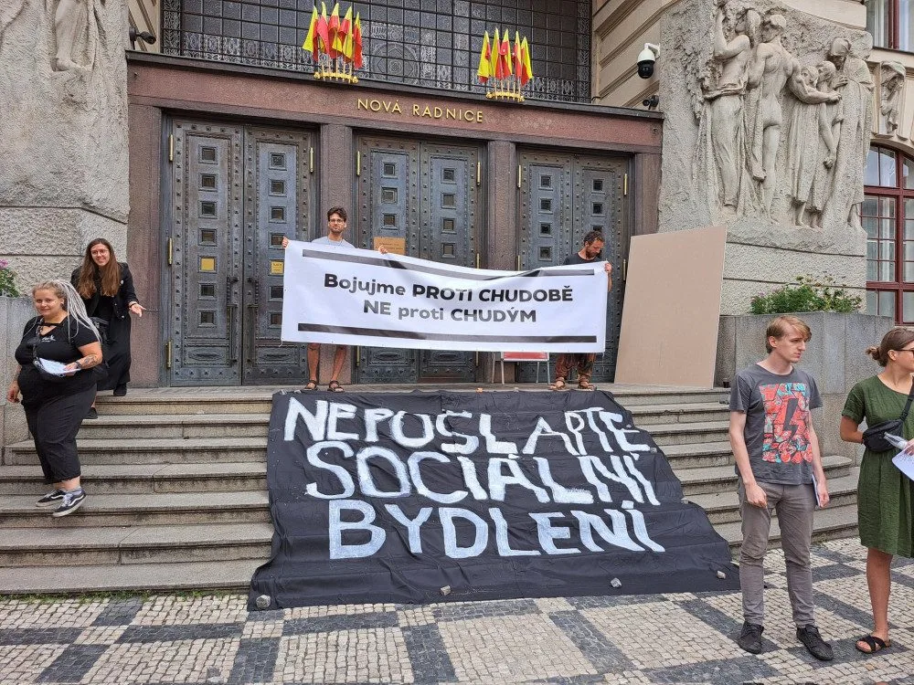 Proti návrhu nových pravidel protestovaly před radnicí desítky lidí.
