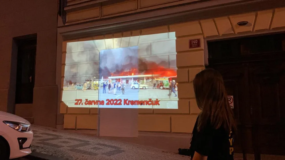 Aktivisté promítali film o válečných zločinech na dům rodiny ruského zbrojaře