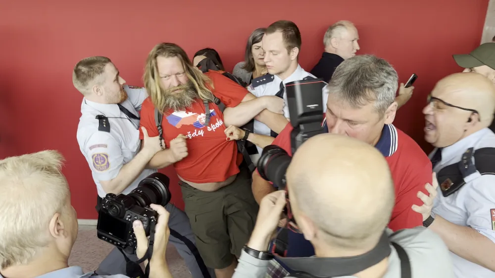 Prostor před soudní síní vyklidila policie.