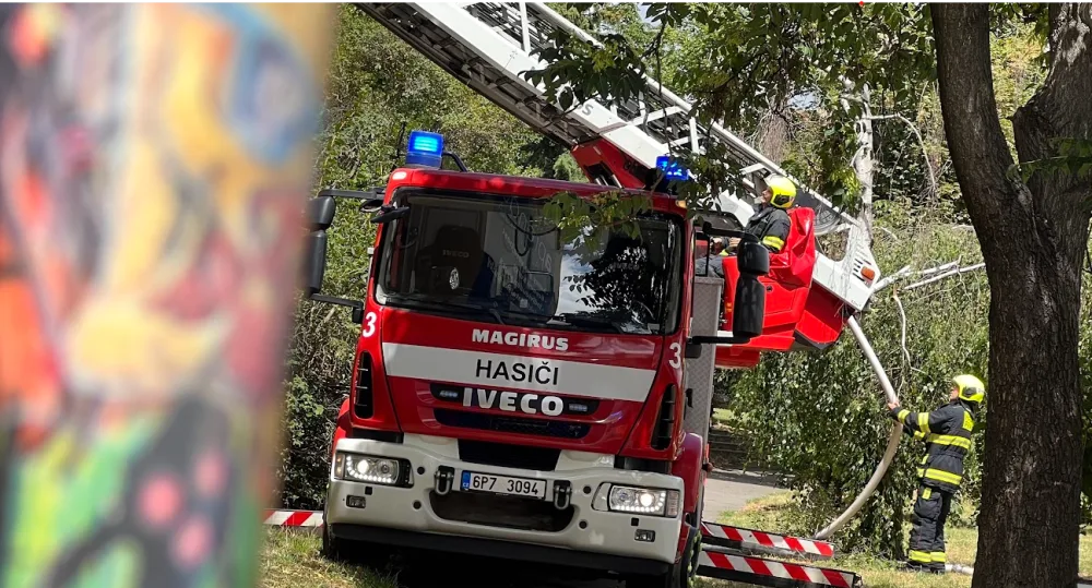 V Praze 8 způsobila nabíječka elektrokoloběžky požár, který zničil celý byt