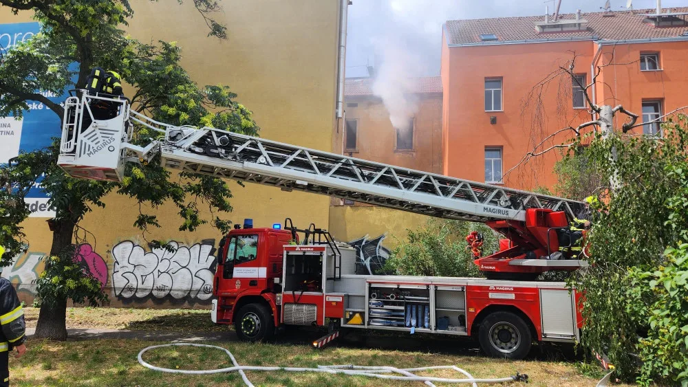 V Praze 8 způsobila nabíječka elektrokoloběžky požár, který zničil celý byt