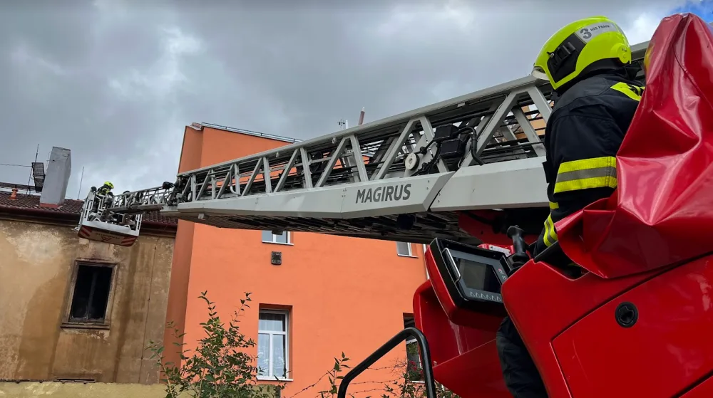 V Praze 8 způsobila nabíječka elektrokoloběžky požár, který zničil celý byt