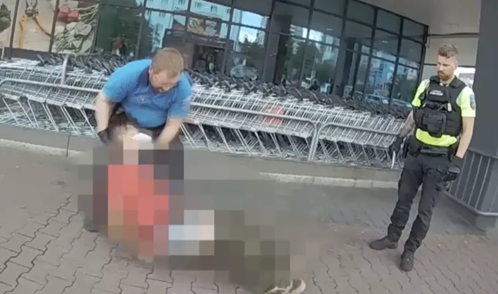 Muž si nedal říct a dostal roušku.