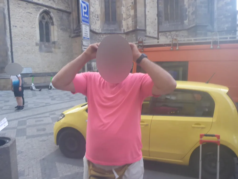 Kolemjdoucí pomohl chytit podvodníka, který vydělával na focení turistů s hadem