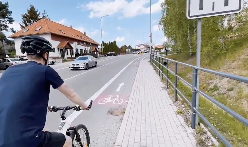 Veřejnost často netuší, jak se liší vyhrazené jízdní pruhy pro cyklisty. Změnit by to mohla výuka cyklistické infrastruktury v autoškolách.