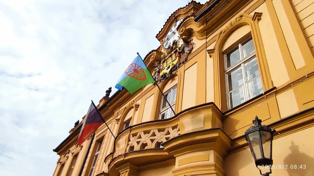 Magistrát vyvěsil na připomínku romského holocaustu vlajku. Přidaly se i některé městské části