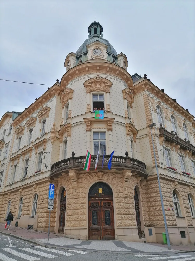 Magistrát vyvěsil na připomínku romského holocaustu vlajku. Přidaly se i některé městské části