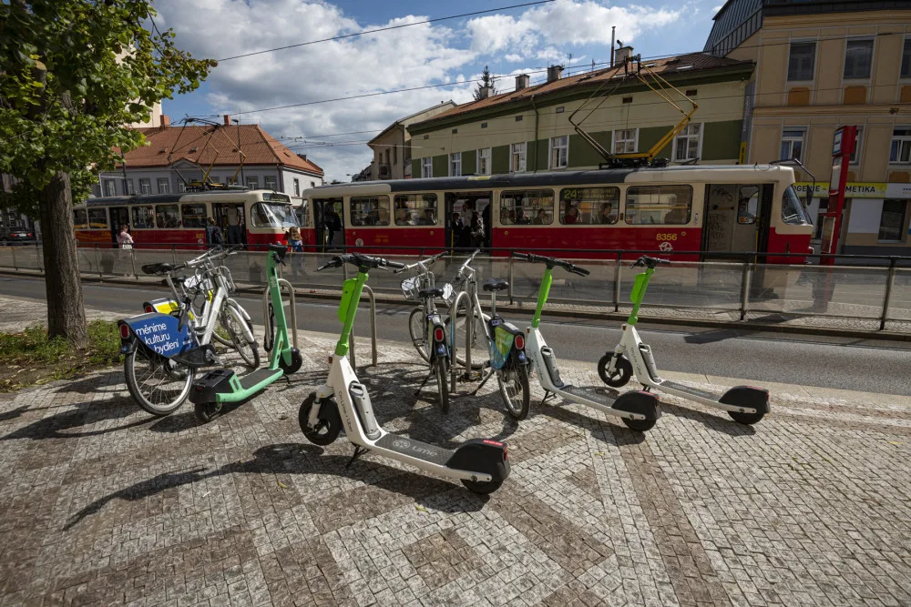 Uživatelé sdílených koloběžek je budou moci v centru parkovat jen někde