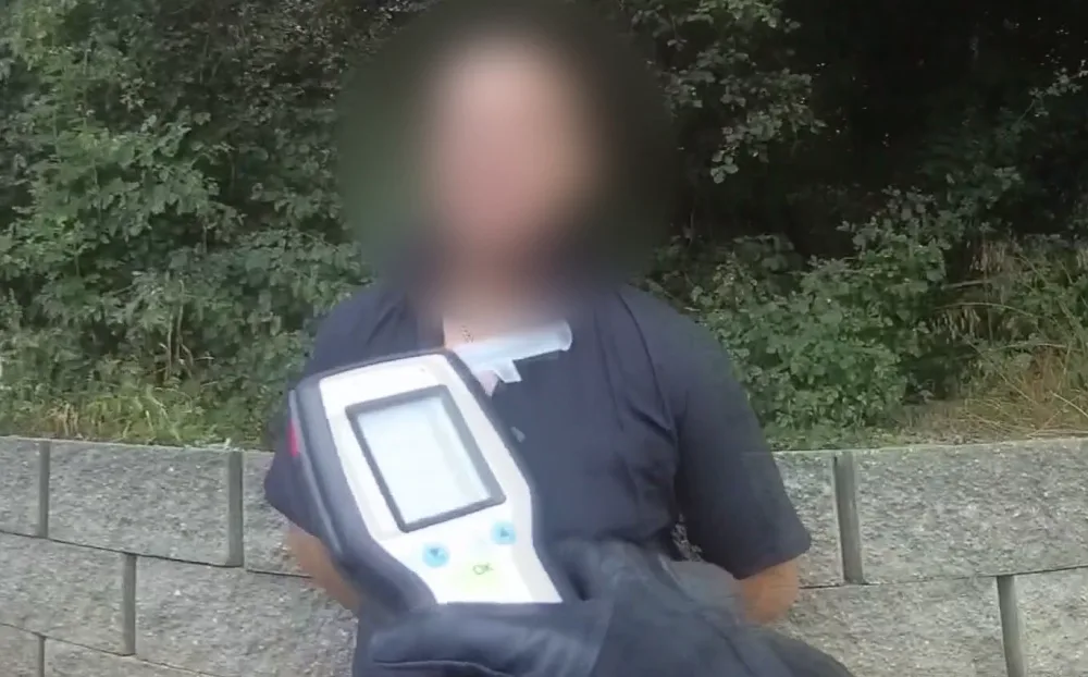 Muž přiznal, že popíjel vodku.