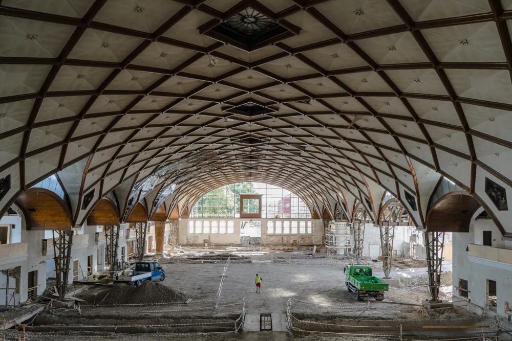 FOTOGALERIE: Dělníci začali vztyčovat konstrukci vyhořelého křídla Průmyslového paláce