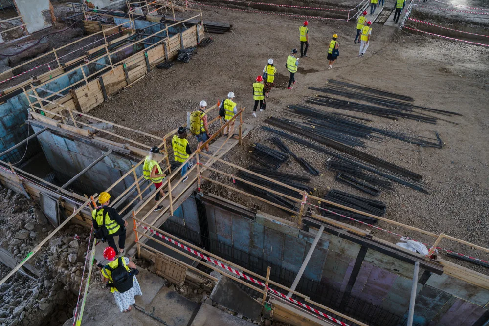 FOTOGALERIE: Dělníci začali vztyčovat konstrukci vyhořelého křídla Průmyslového paláce