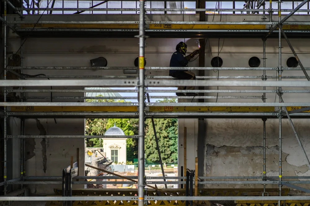 FOTOGALERIE: Dělníci začali vztyčovat konstrukci vyhořelého křídla Průmyslového paláce