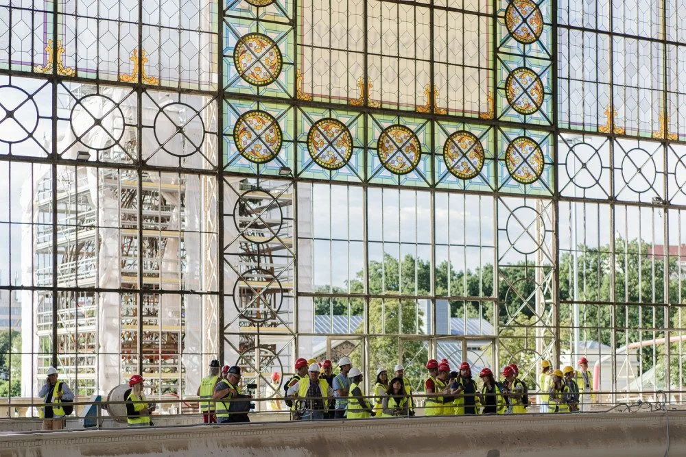 FOTOGALERIE: Dělníci začali vztyčovat konstrukci vyhořelého křídla Průmyslového paláce