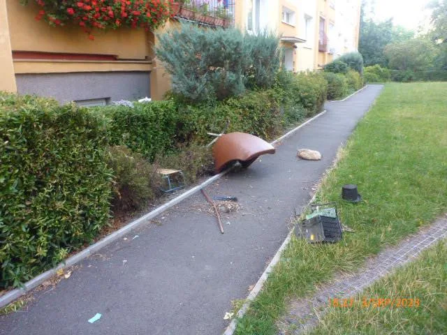 Muž vyhazoval věci z balkonu. Letící křeslo těsně minulo skupinu dětí