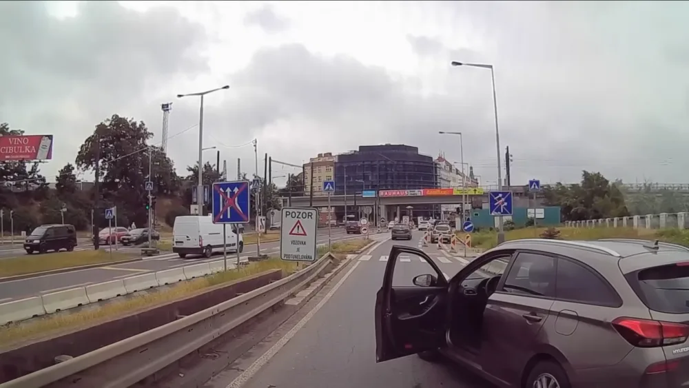 Seš ču*ák? Polez ven! Agresivní policista v civilu nadával řidiči