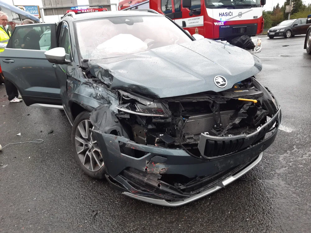 Osobní auto se srazilo s autobusem. Jeden člověk skončil v nemocnici