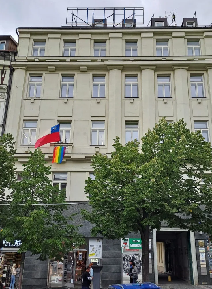 Vlajka na chilské ambasádě.