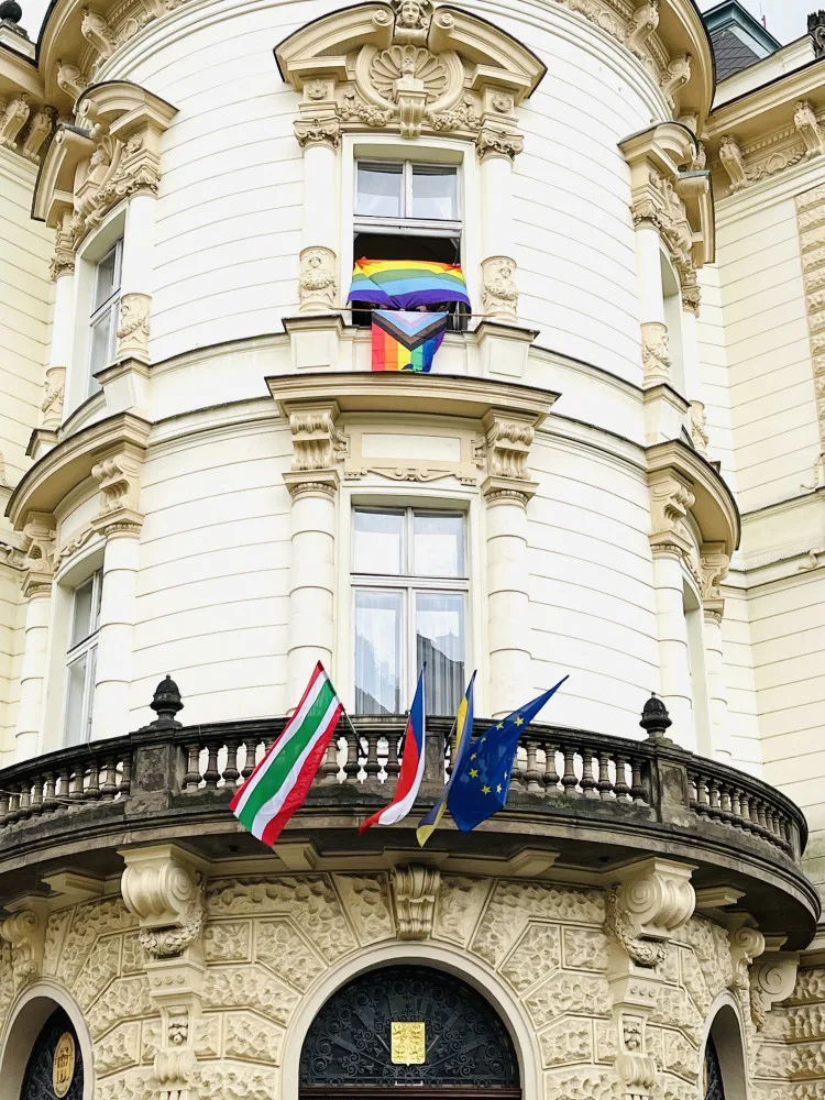 Vlajka na radnici Prahy 3.