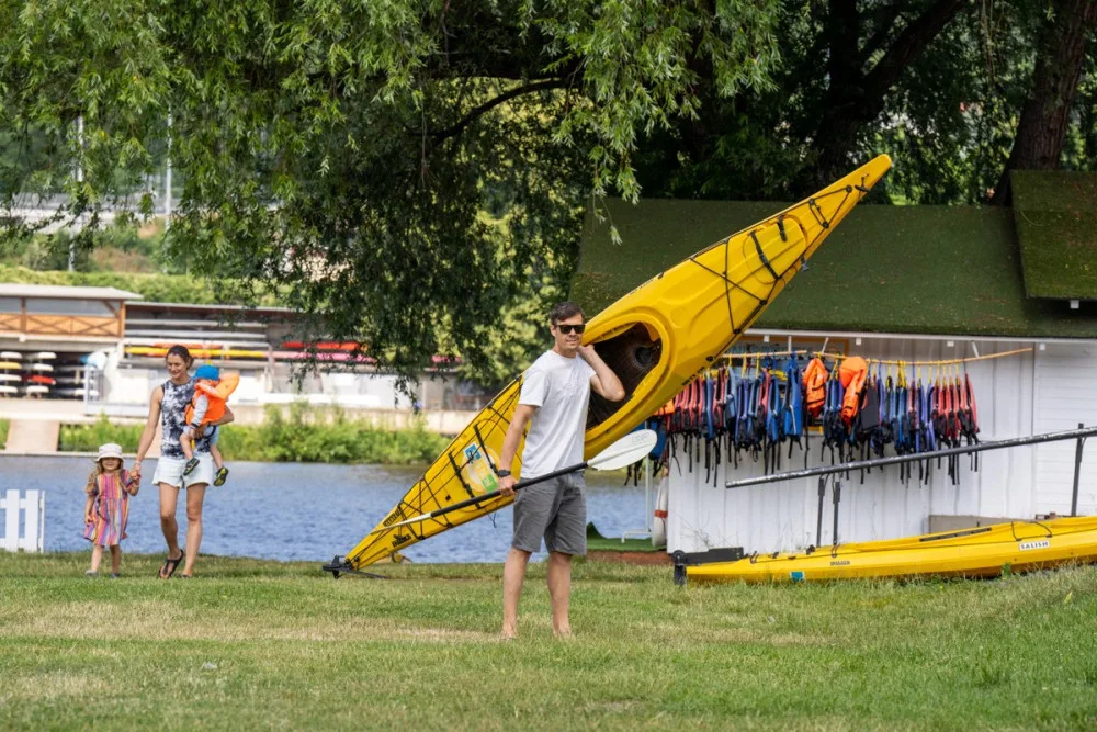 Relax uprostřed týdne kousek od centra Prahy. Žluté lázně vás přenesou na pláž