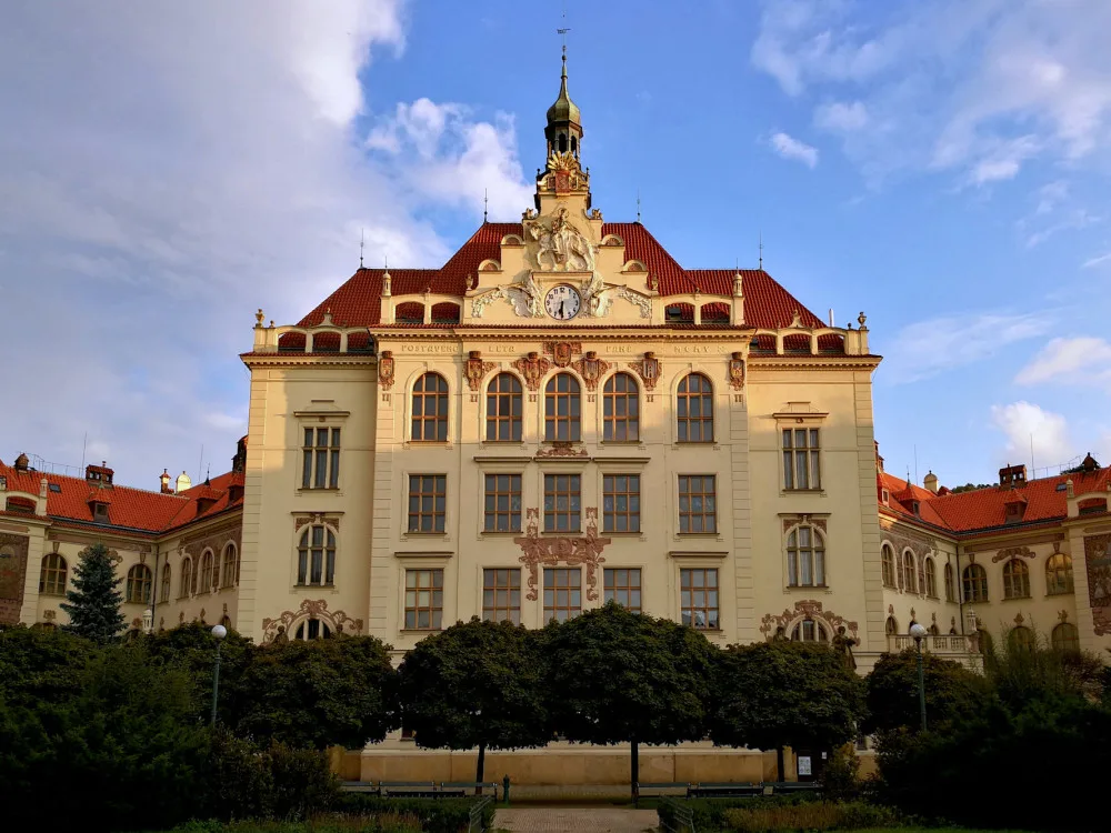 Základní škola Lyčkovo náměstí.