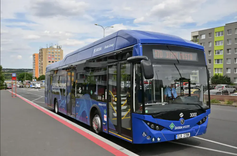 Prototyp autobusu na vodík byl kvůli závadě stažen ze své trasy. Do Prahy se vrátí koncem srpna