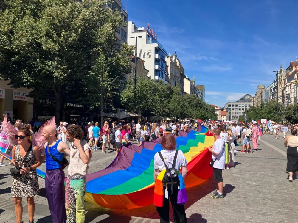 VIDEO: Pochod hrdosti Prague Pride se vydal na trasu z Václavského náměstí na Letnou