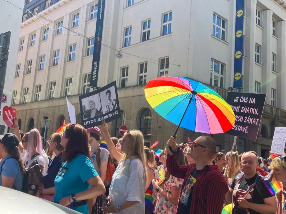 VIDEO: Pochod hrdosti Prague Pride se vydal na trasu z Václavského náměstí na Letnou