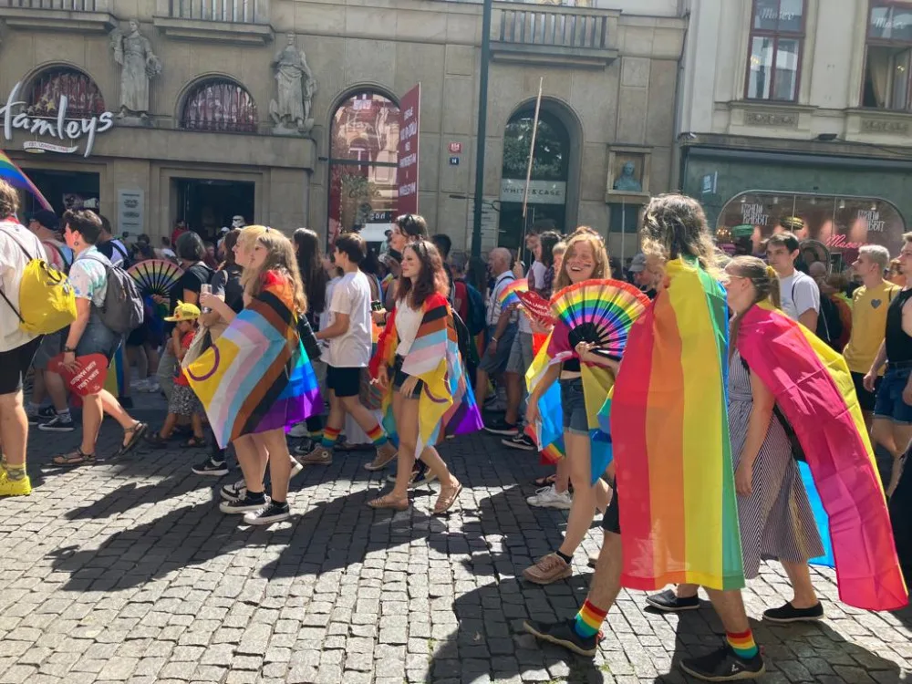 VIDEO: Pochod hrdosti Prague Pride se vydal na trasu z Václavského náměstí na Letnou