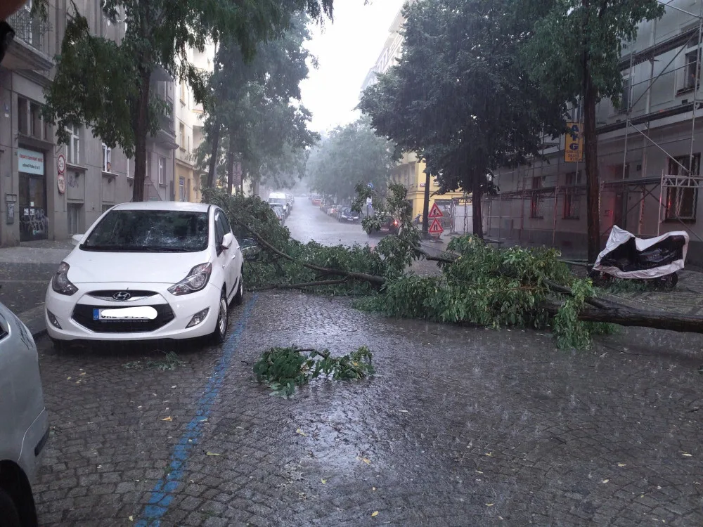 VIDEO: Prahou se prohnala bouřka s kroupami, voda zatopila i Státní operu a Hlavní nádraží