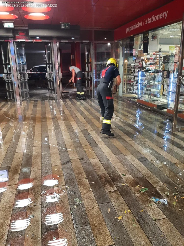 VIDEO: Prahou se prohnala bouřka s kroupami, voda zatopila i Státní operu a Hlavní nádraží
