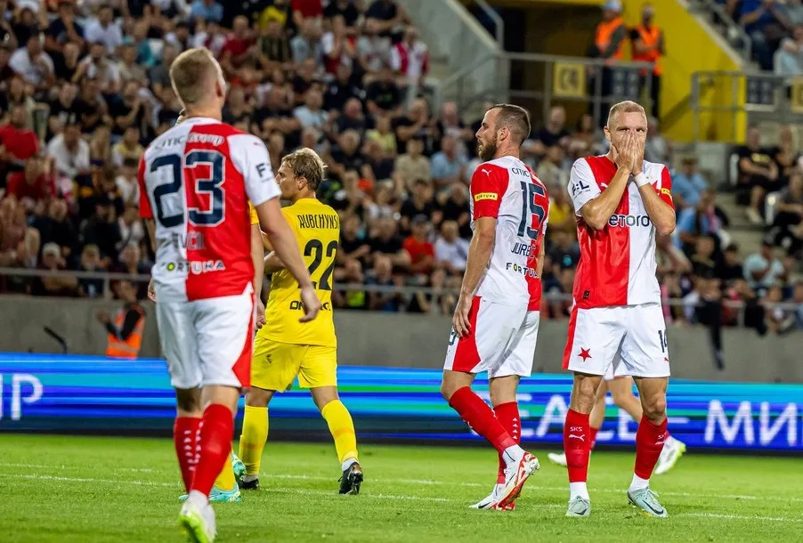 Slavia postoupila do play off Evropské ligy.