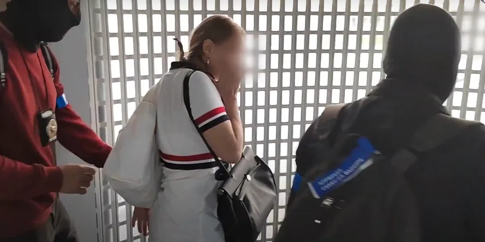 Pláškovou doprovázela policejní eskorta.