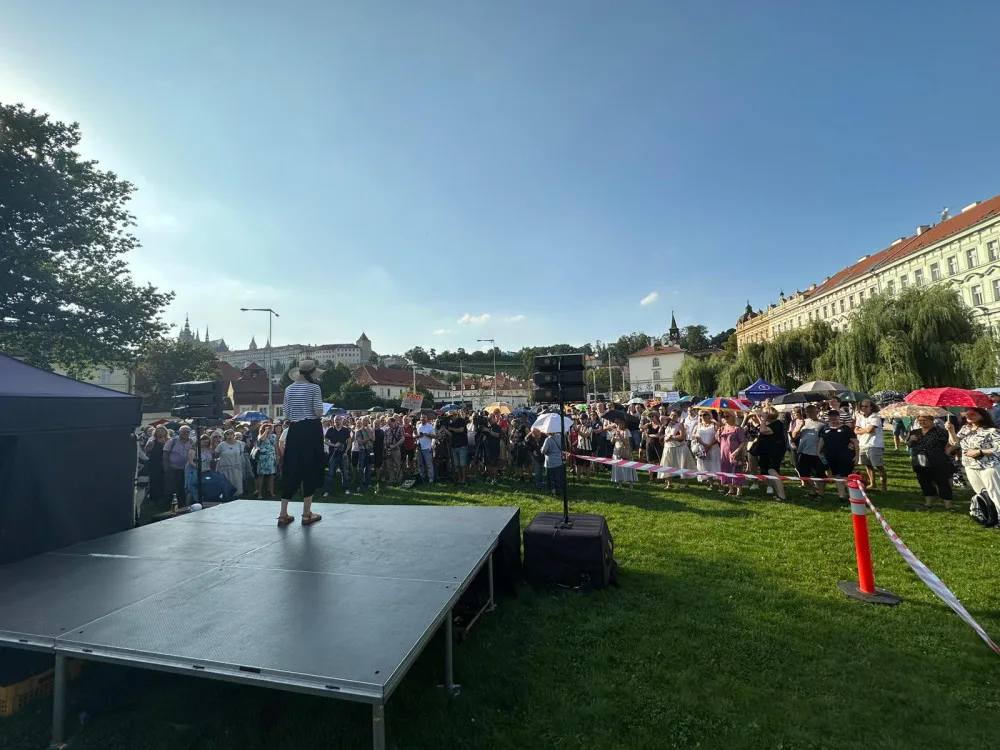 VIDEO: Ministr Blažek přišel na akci za jeho odvolání, Milion chvilek ho nenechal vystoupit
