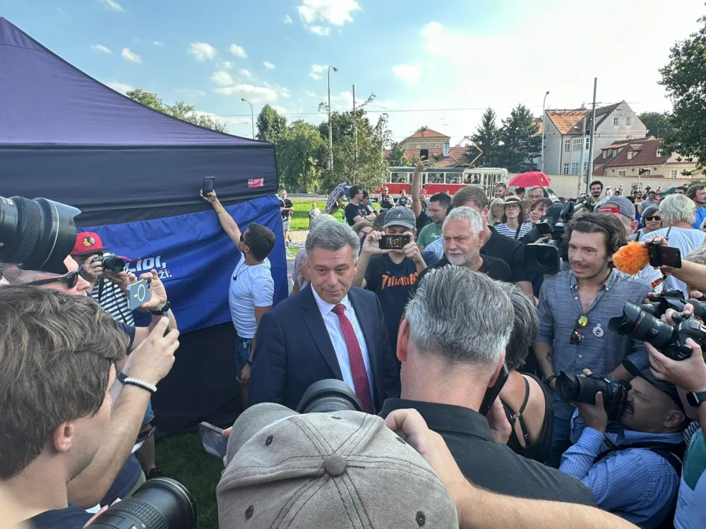VIDEO: Ministr Blažek přišel na akci za jeho odvolání, Milion chvilek ho nenechal vystoupit