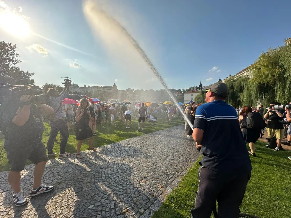 VIDEO: Ministr Blažek přišel na akci za jeho odvolání, Milion chvilek ho nenechal vystoupit